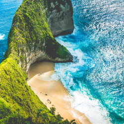 Spiaggia e scogliera a Bali