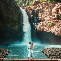 Couple devant une cascade à Bali
