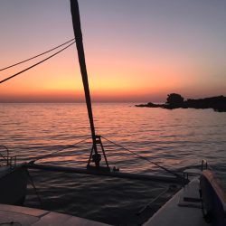 Puesta de sol en catamarán en Córcega