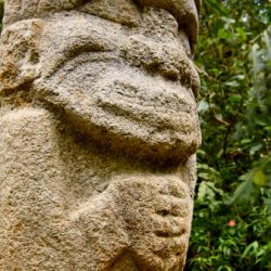 Este monumento se encuentra en el Parque Arqueológico de San Agustín y sus alrededores.