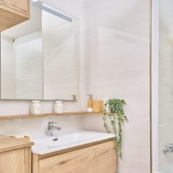 Salle de bain moderne six-fours